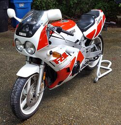 1988 Yamaha FZR400 1WG.jpg