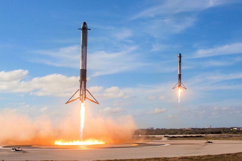 File:Falcon Heavy Side Boosters landing on LZ1 and LZ2 - 2018 (25254688767).jpg