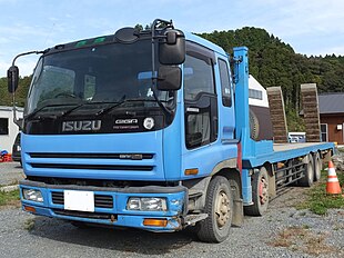 Isuzu Giga GVW25 Retarder, front left.jpg