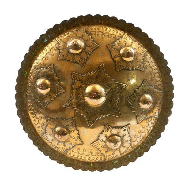 File:COLLECTIE TROPENMUSEUM Klein rond schild van messing versierd met stervormige knoppen TMnr 4954-8.jpg