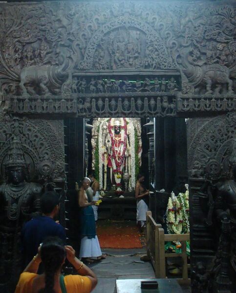 File:Devotees offering prayers at a sanctum in Chennakesava temple at Belur.jpg