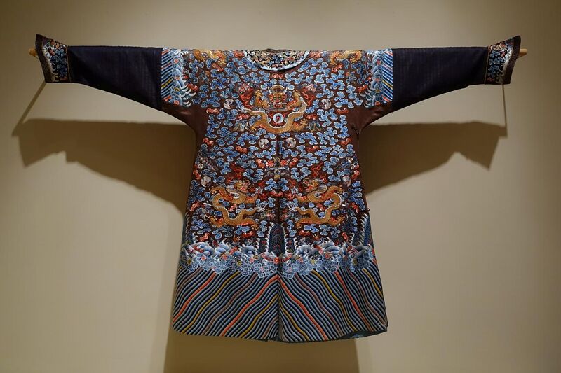 File:Imperial court robe with nine dragons, China, Qing dynasty, 1800s AD, silk and gold-wrapped thread embroidery on brown silk - Portland Art Museum - Portland, Oregon - DSC08471.jpg