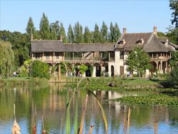 Le hameau de la Reine (Versailles) (8040177482).jpg