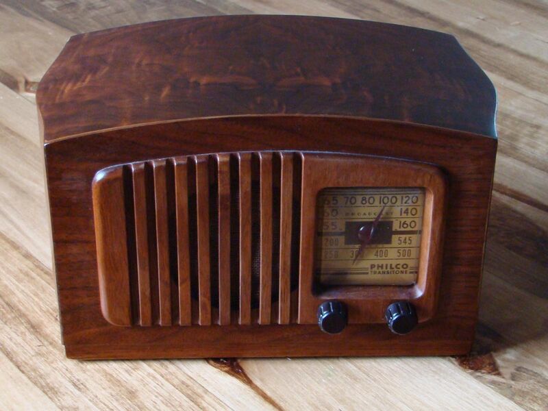 File:Philco radio model PT44 front.jpg