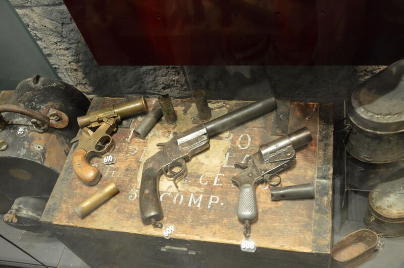 File:WWI flare pistols tre sassi museum.JPG