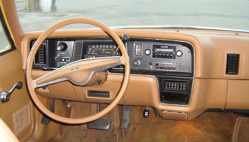 File:1975 AMC Pacer base model - instrument panel dashboard.jpg