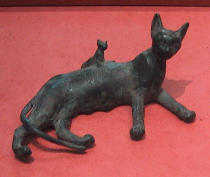 File:Ancient Egyptian bronze statue of a reclining cat and kitten.jpg