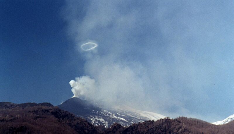 File:Anello di fumo Etna da Zafferana.jpg