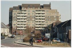 Bijzonder flatgebouw, naar het ontwerp van Lucien Kroll aan de Kartinistraat. NL-HlmNHA 54036310.JPG
