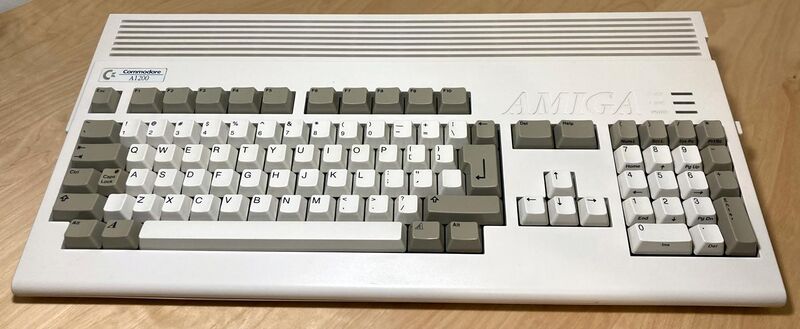 File:Commodore Amiga A1200.jpg