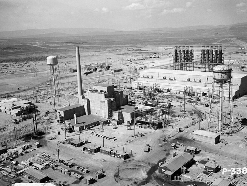 File:Hanford B-Reactor Area 1944.jpg