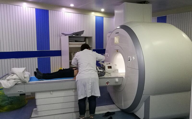 File:Siemens Magnetom Aera MRI scanner.jpg