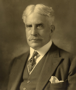 Sir Robert Laird Borden, 1915.png