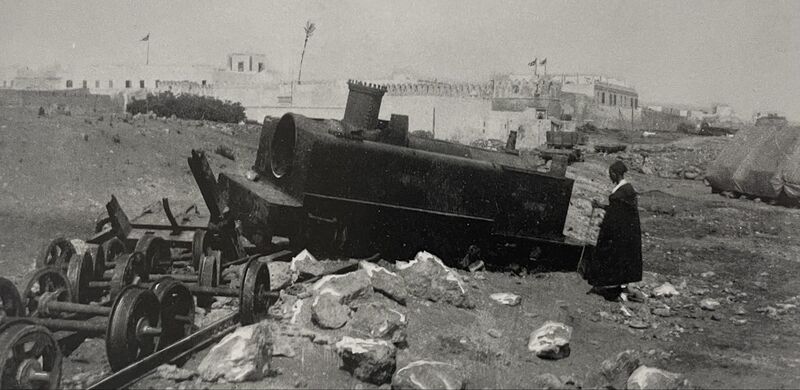 File:Derailed locomotive in Casablanca 1907.jpg