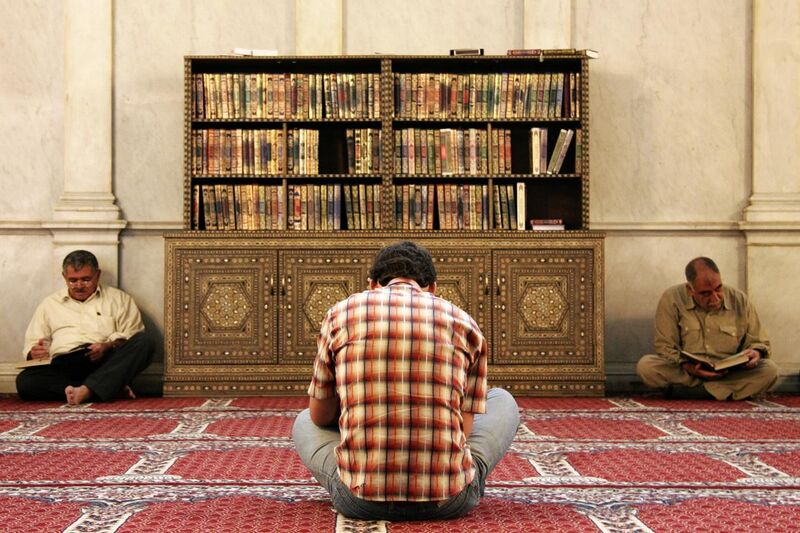 File:Men reading the Koran in Umayyad Mosque, Damascus, Syria.jpg
