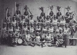 COLLECTIE TROPENMUSEUM Groepsportret van de zogenaamde 'Amazones uit Dahomey' tijdens hun verblijf in Parijs TMnr 60038362.jpg