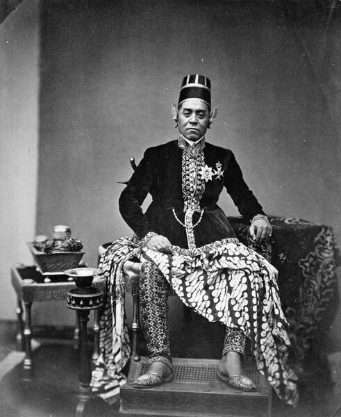 File:COLLECTIE TROPENMUSEUM Sultan Hamangkoe Boewono VI van Jogjakarta (1855-1877). TMnr 60002136.jpg