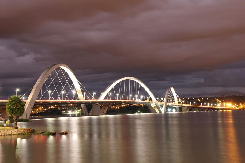 File:Hora mágica no lago Paranoá e Ponte JK em Brasília.jpg
