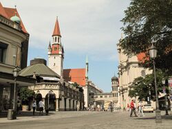 München, Viktualienmarkt met das Alte Rathaus D-1-62-000-4289 positie2 2012-08-05 15.29.jpg