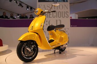 Vespa 946 schraeg.jpg