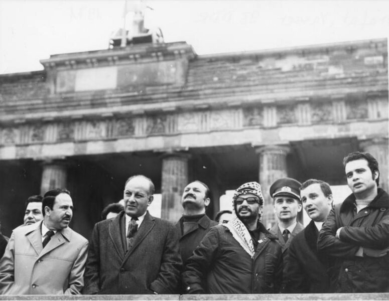 File:Bundesarchiv Bild 183-K1102-032, Berlin, Brandenburger Tor, Yasser Arafat.jpg
