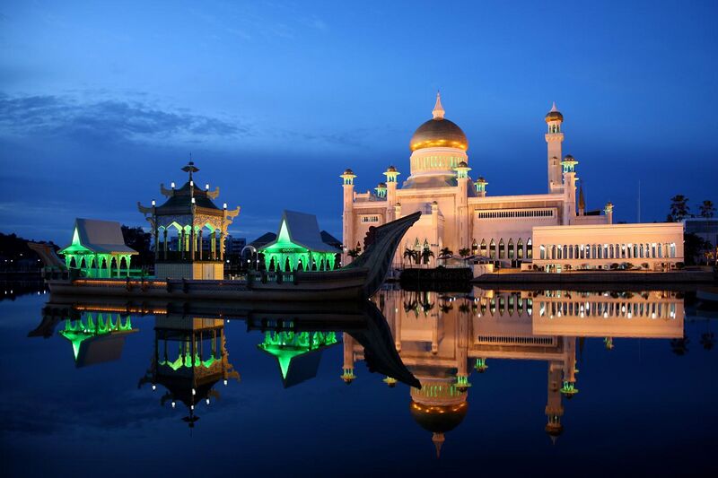 File:Sultan Omar Ali Saifuddin Mosque 02.jpg