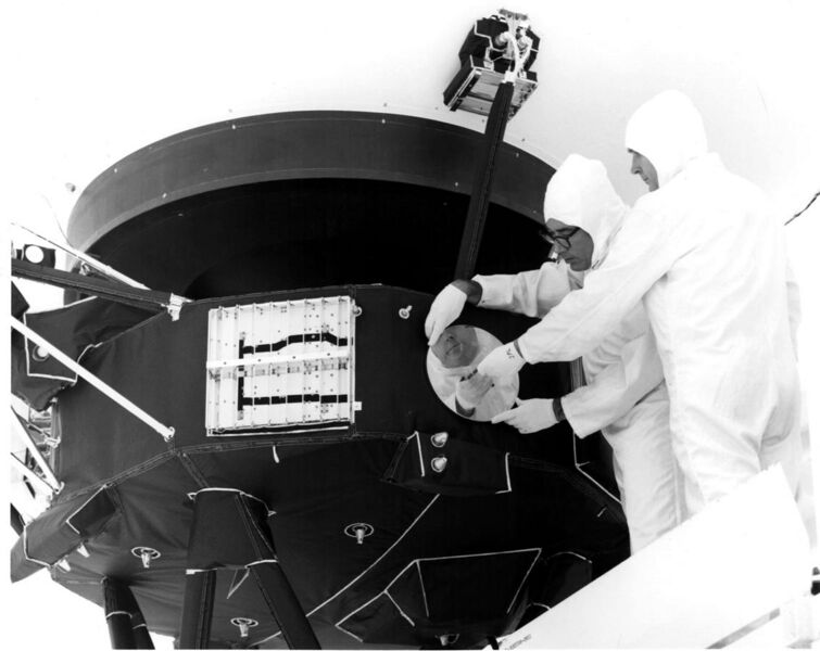 File:Record is attached to Voyager 1.jpg