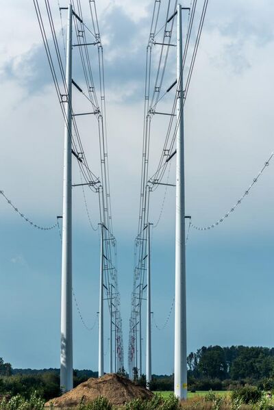 File:Wintrack pylons 380 kV Oude IJsselstreek NL 2017.jpg