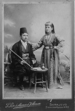 1900 photo of a Sephardi couple from Sarajevo.png