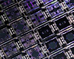 Fraunhofer IPMS VarioS-Mikroscanner auf einem BSOI-Wafer.jpg