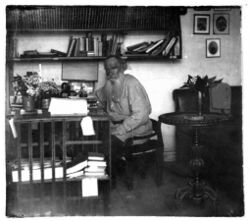 Leo Tolstoi v kabinetie.05.1908.ws.jpg