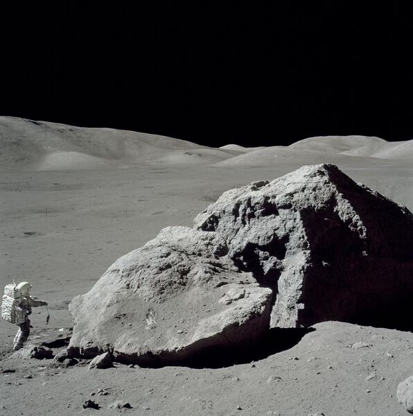 File:Moon-apollo17-schmitt boulder.jpg