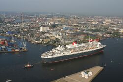Ankunft der Queen Mary 2 in Hamburg - panoramio - Arnold Schott (3).jpg