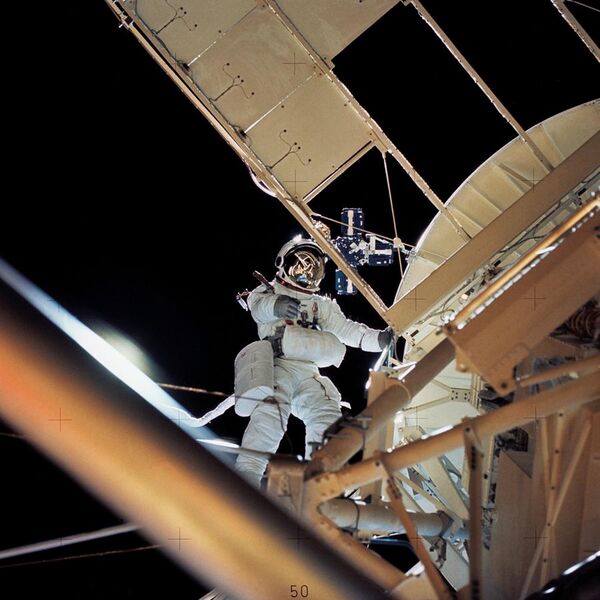 File:Astronaut Owen Garriott Performs EVA During Skylab 3 - GPN-2002-000065.jpg
