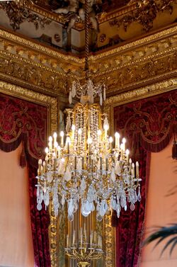 Grand chandelier NIII Louvre.jpg