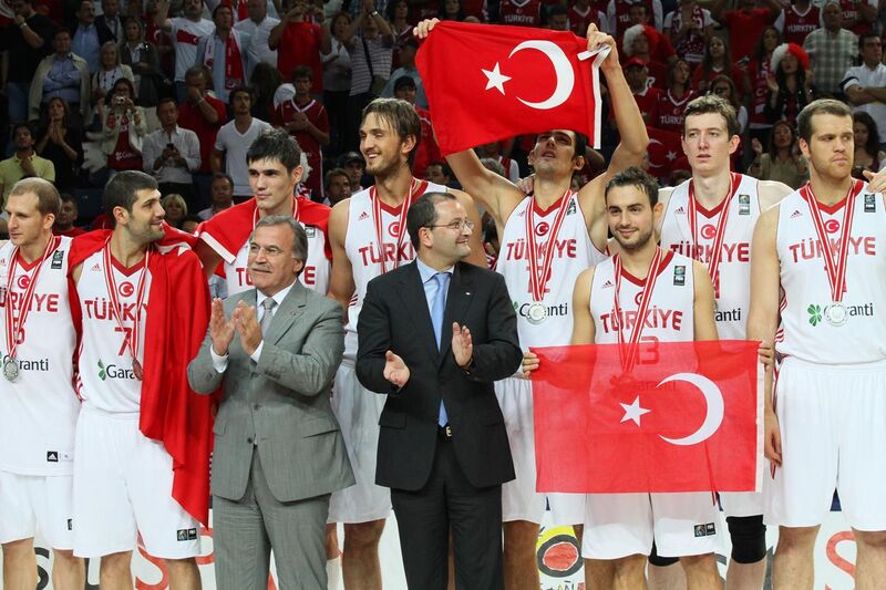 File:La selección turca de baloncesto tras recibir la medalla de plata.jpg