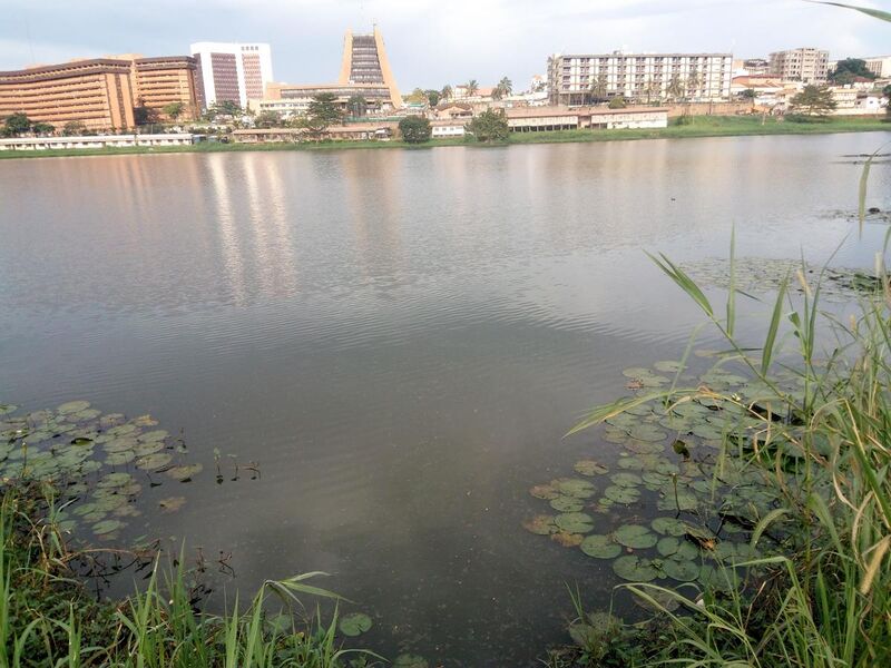 File:Lac Municipal de Yaoundé.jpg
