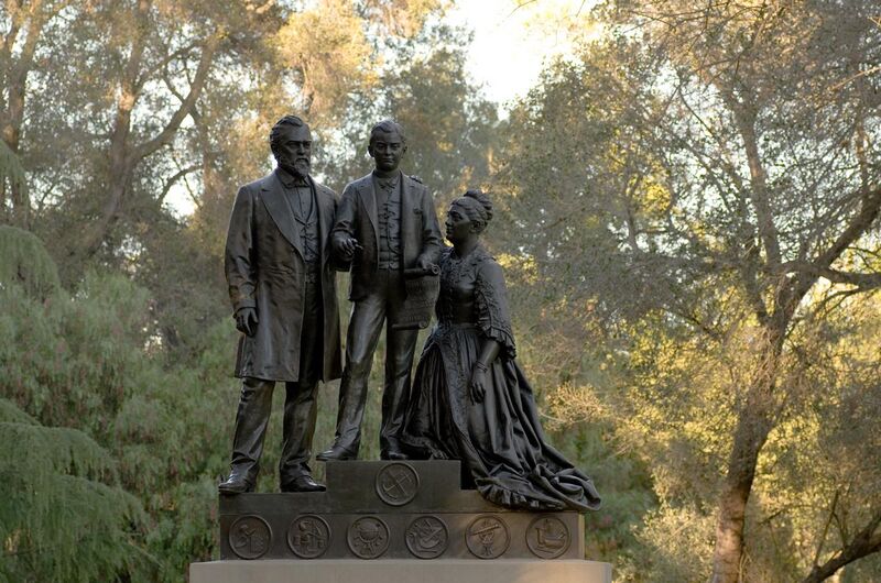 File:Statue of Stanford Family.jpg
