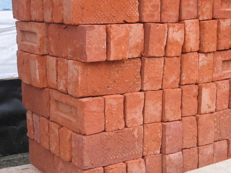 File:Stapel bakstenen - Pile of bricks 2005 Fruggo.jpg