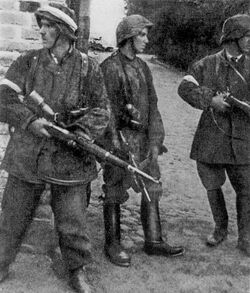 AK-soldiers Parasol Regiment Warsaw Uprising 1944.jpg