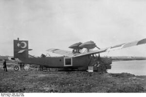 Bundesarchiv Bild 102-10799, Deutsches Wasserflugzeug in türkischer Marine.jpg