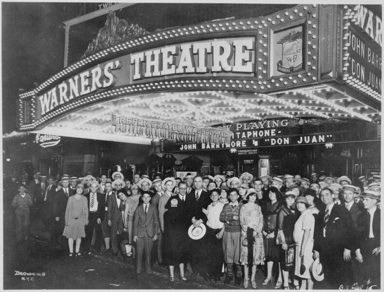 File:First-nighters posing for the camera outside the Warners' Theater before the premiere of "Don Juan" with John Barrymore, - NARA - 535750.jpg