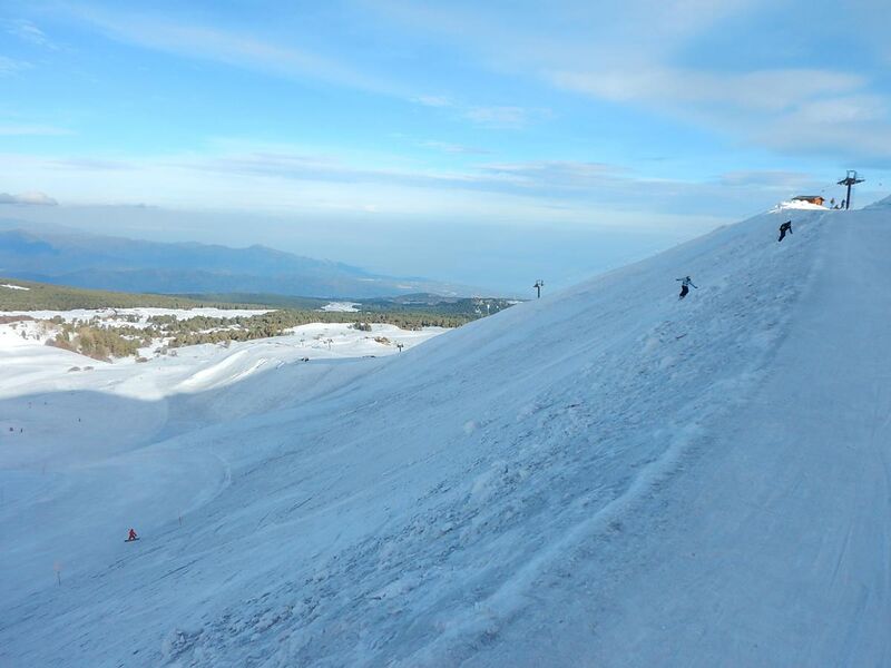 File:Skiing Etna nord , slope anfiteatro.JPG