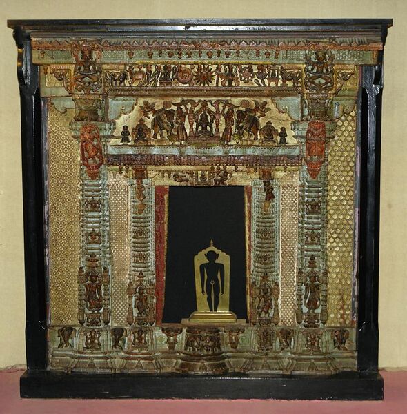 File:Wooden sculpture, Crafts Museum, New Delhi.jpg