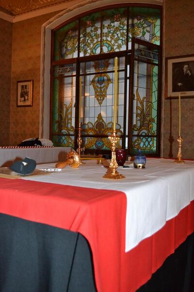 File:Мартинистский алтарь, собрание Лож Древнего Ордена Мартинистов-Мартинезистов в отеле Метрополь.JPG