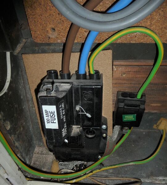 File:100 amp service fuse and PME.jpg