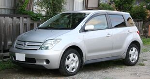 2002-2005 Toyota ist.jpg