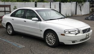 2004 Volvo S80 in Ice White, front right.jpg