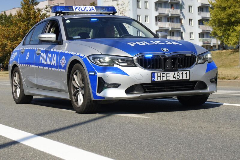 File:BMW 3 sedan policja.jpg