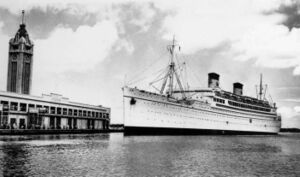 SS Lurline at Honululu in the 1930s.jpg
